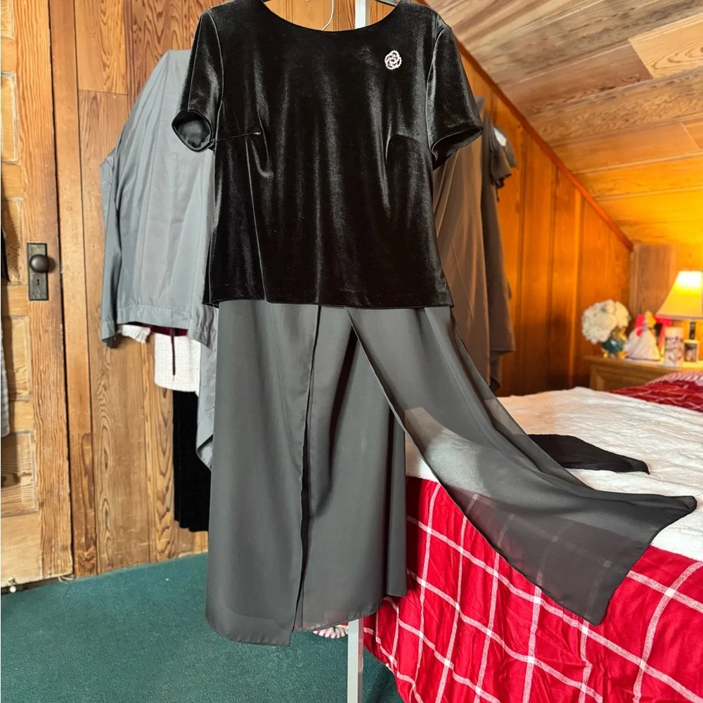 Black Velvet 2-Piece Pant Suit. Elegant Formal Evening Set Rhinestone Accent - Picture 5 of 5